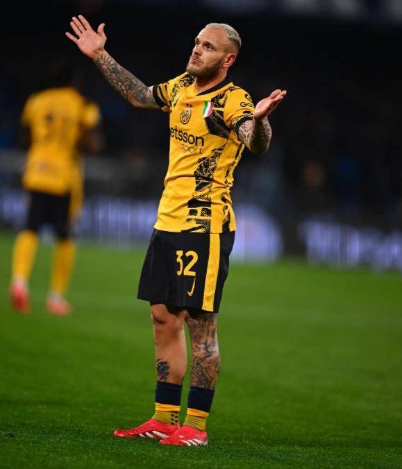 国米主场遭遇失利,球迷愤怒抗议主教练怎么办