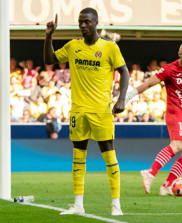 乐鱼体育官网-马特拉齐和鲁伊科斯塔勾肩搭背看焰火